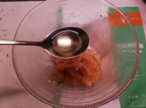 淋上花生油 保持水分 静置15分钟 腌制