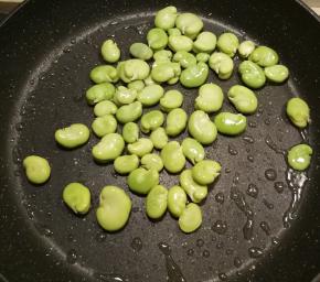 炒锅加入花生油 将蚕豆炒熟捞出