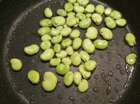 炒锅加入花生油 将蚕豆炒熟捞出