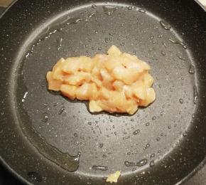 小火加热  锅中放入腌好的鸡肉丁