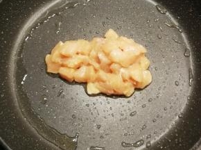 小火加热  锅中放入腌好的鸡肉丁