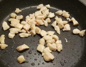 炒至变色  粒粒分离 盛出备用