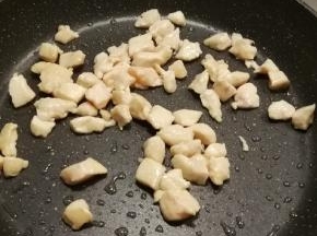 炒至变色  粒粒分离 盛出备用