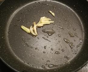 锅中底油爆香姜丝