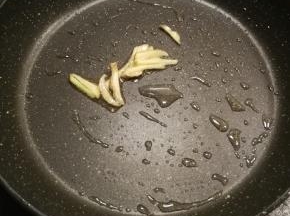 锅中底油爆香姜丝