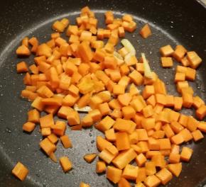 放入胡萝卜丁翻炒