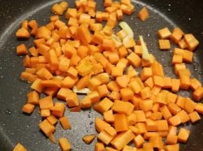 放入胡萝卜丁翻炒