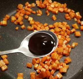 胡萝卜变软后放入耗油翻炒