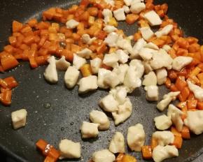 放入炒好的鸡丁