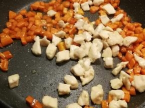 放入炒好的鸡丁