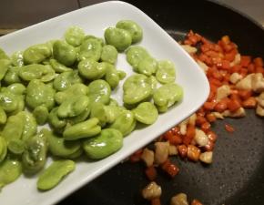 倒入蚕豆 翻炒均匀