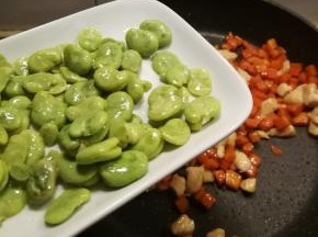 倒入蚕豆 翻炒均匀