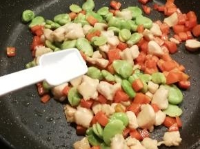 加盐翻拌  放入香葱段快速翻炒出锅