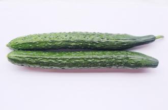 新鲜黄瓜盐水搓洗干净。