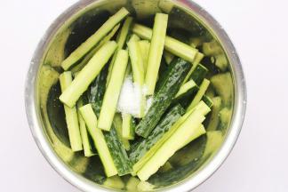 切成细长条，加一勺盐腌制20分钟，倒出腌出的水分。