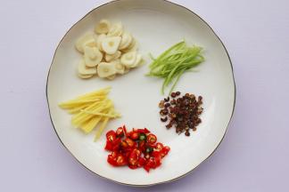 大蒜切瓣，姜切丝，小米辣切断，香菜只留根茎。