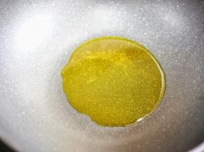 热锅热油。