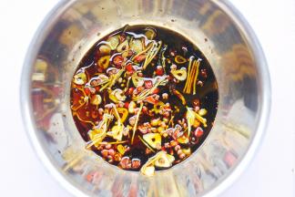 倒入调好的料汁中。