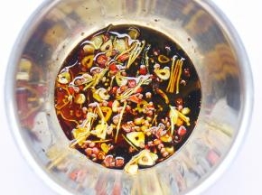 倒入调好的料汁中。