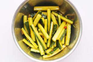 用筷子把黄瓜夹入调料汁里，拌匀，腌制4小时以上，中途翻动几次。