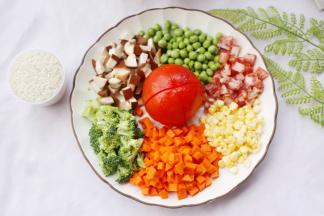 准备好所有食材，除番茄其余全切粒。