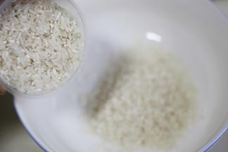 大米清洗两遍。