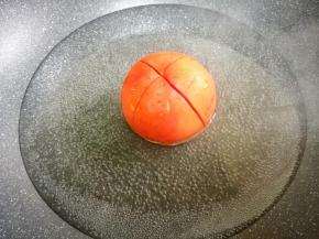 番茄顶部用刀划十字架，放入锅中煮两分钟待皮分离，取出撕掉皮。