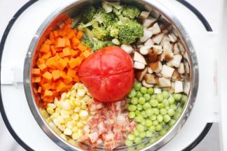 将处理好的材料一一放入锅中围成一圈，番茄放入中间。