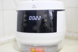 盖上锅盖，按煮饭键，22分钟后拔掉电源焖5分钟即可。