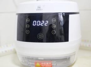 盖上锅盖，按煮饭键，22分钟后拔掉电源焖5分钟即可。