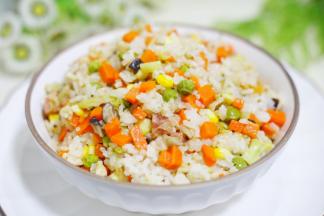 米饭粒粒分明。