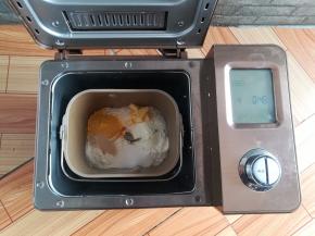 除椰蓉和红豆馅外，所有食材放入面包机启动发面程序48分钟。