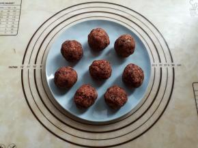 椰蓉和红豆馅混合后分成8份，每份35克