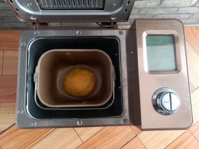 面团发酵完成取出排气