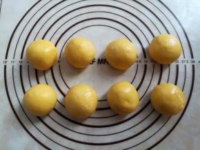 面团平均分成8个揉圆，盖上保鲜膜松弛10分钟