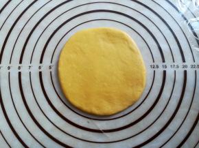 取一个面团擀圆擀薄