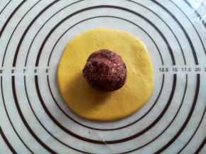 面团上放上红豆椰蓉馅