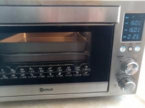 面团放入烤箱中下层，上面盖一张油纸压一个金盘，上下火160度烤25分钟