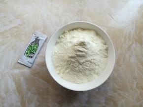 准备好奶粉和酸奶菌粉