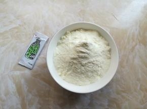准备好奶粉和酸奶菌粉