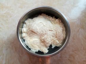 温水里放入奶粉冲调成牛奶