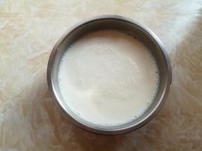 加入酸奶菌粉混合均匀