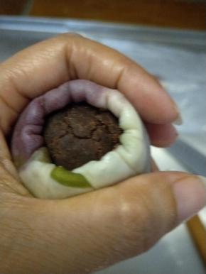 用虎口慢慢往上收口。我是左手托住，右手收口。这要拍照，只能一只手演示一下。