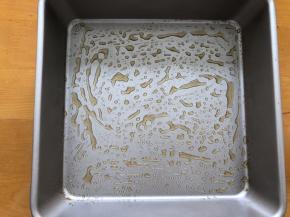 烤盘中刷上一层蜂蜜