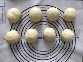 面团拿出排气，分成均等的8等份，盖上保鲜膜松弛15分钟