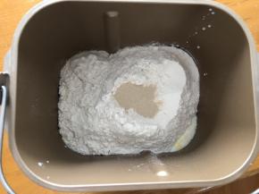 将黄油以上全部材料放入面包机中，和面10分钟