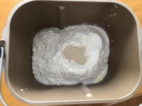 将黄油以上全部材料放入面包机中，和面10分钟