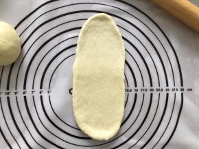 面团擀成牛舌状