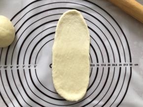 面团擀成牛舌状