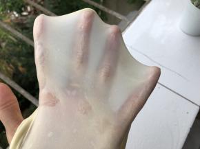 能拉出手套膜即可